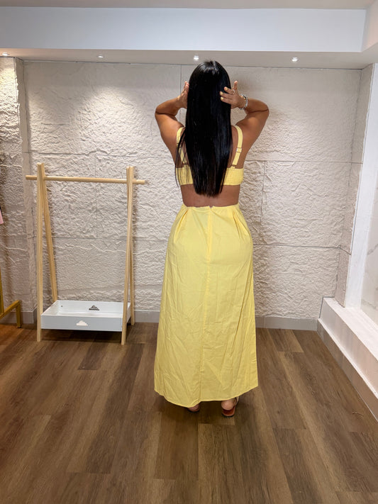 VESTIDO CON DETALLES DE COSTURAS AMARILLO